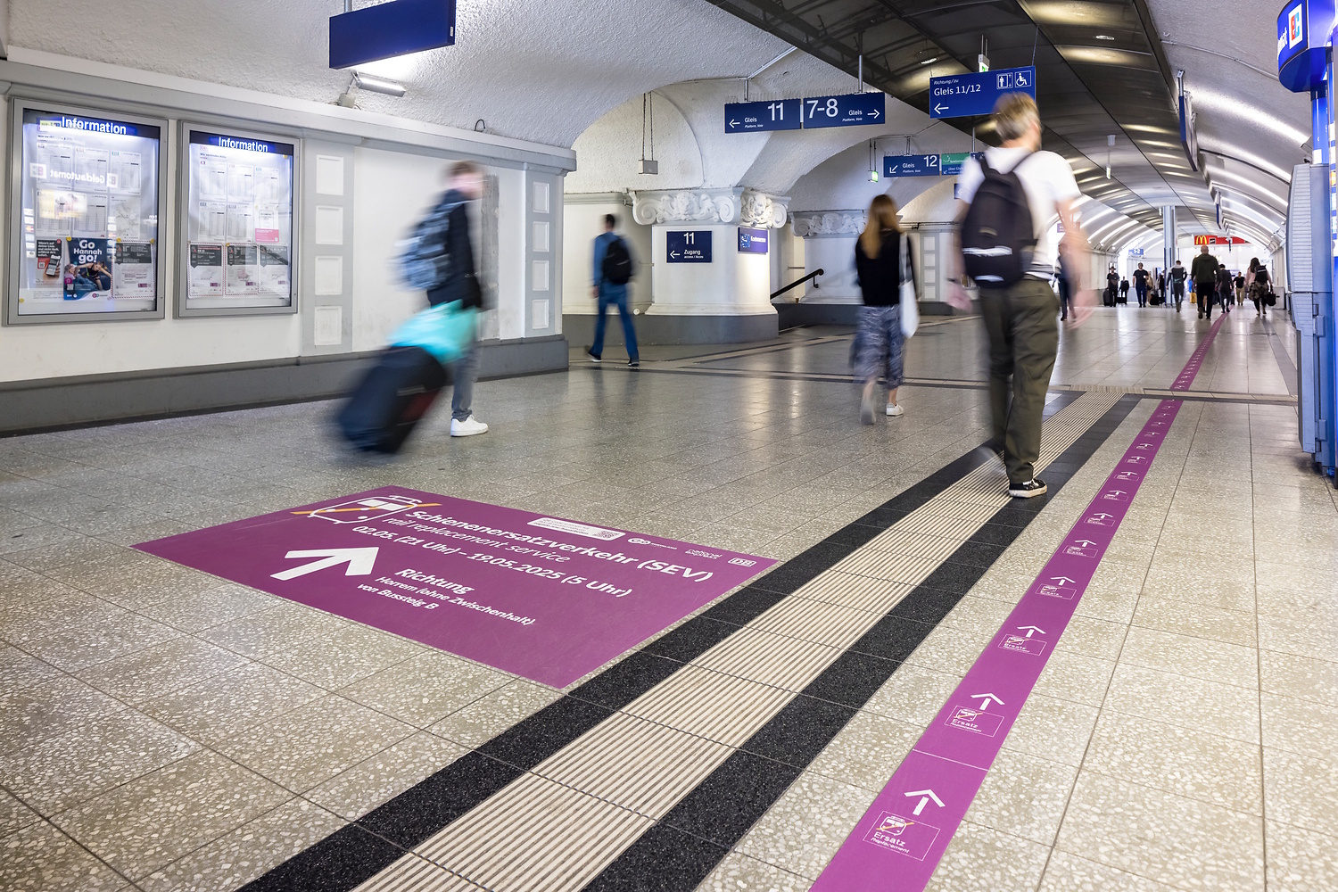 SEV-Wegeleitung am Bahnhof (© go.Rheinland / Smilla Dankert)