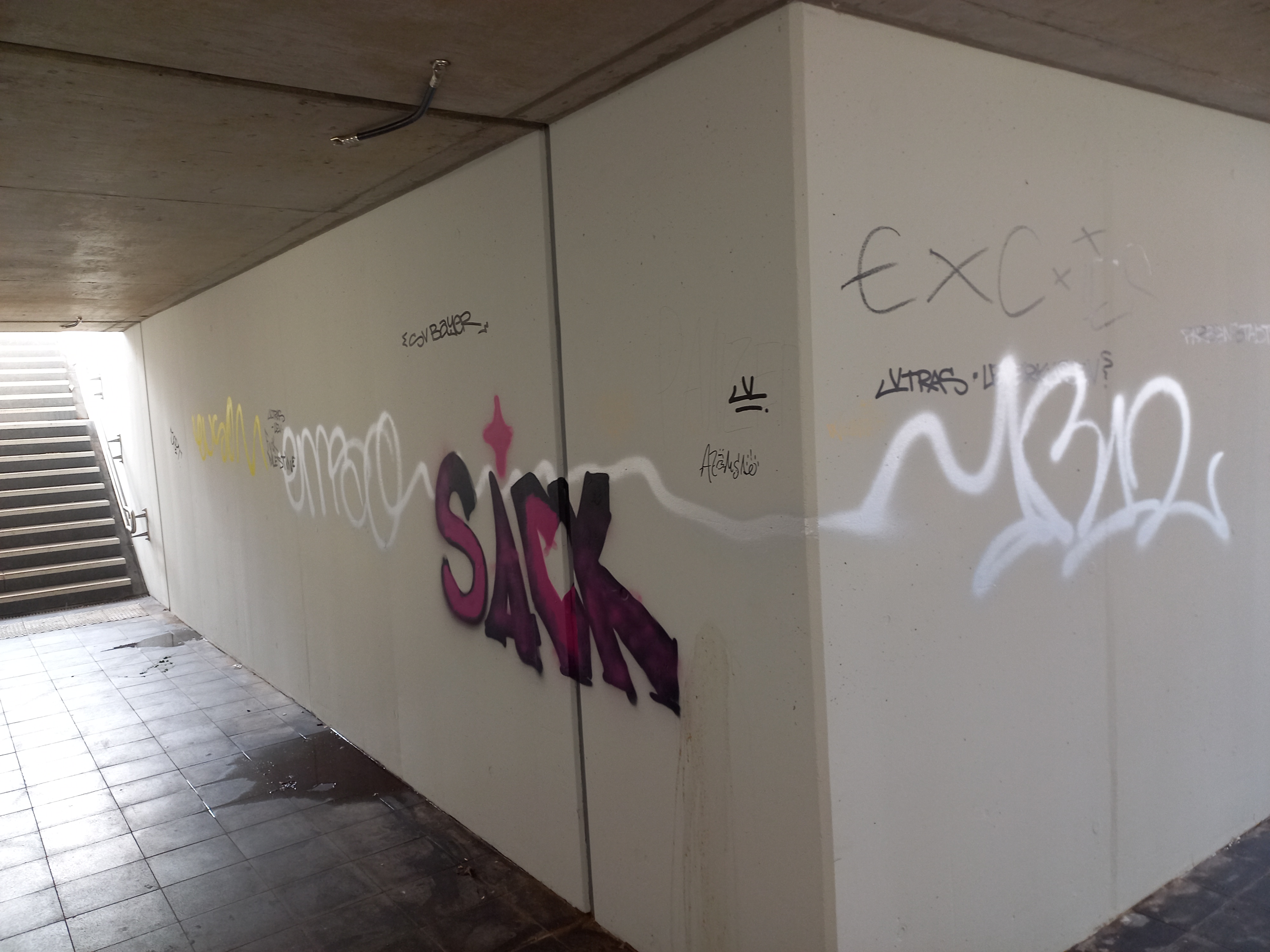 Eine Graffitiverschmierte Wand an der Station Leverkusen Mitte.
