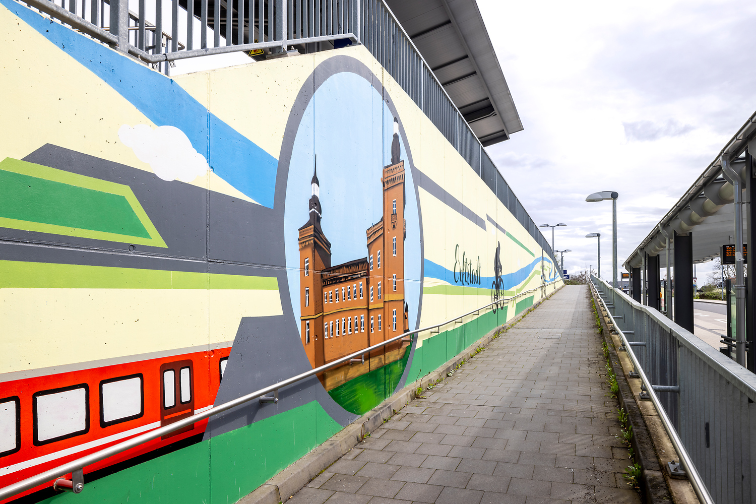 Das Kunstgraffiti zeigt Sehenwürdigkeiten aus Erftstadt.