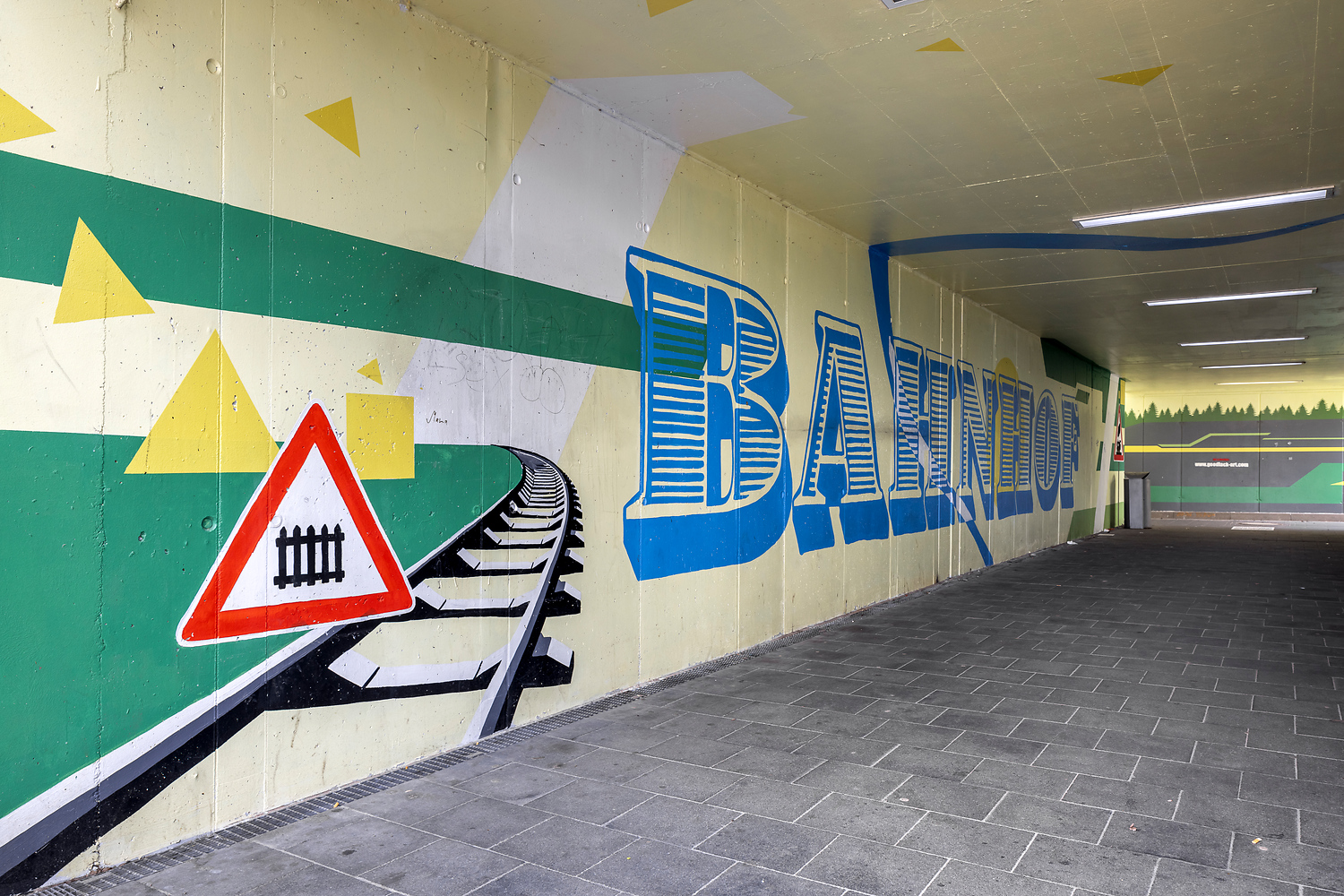 Das Kunstgraffiti mit dem Schriftzug "Bahnhof" und einem Gleis.