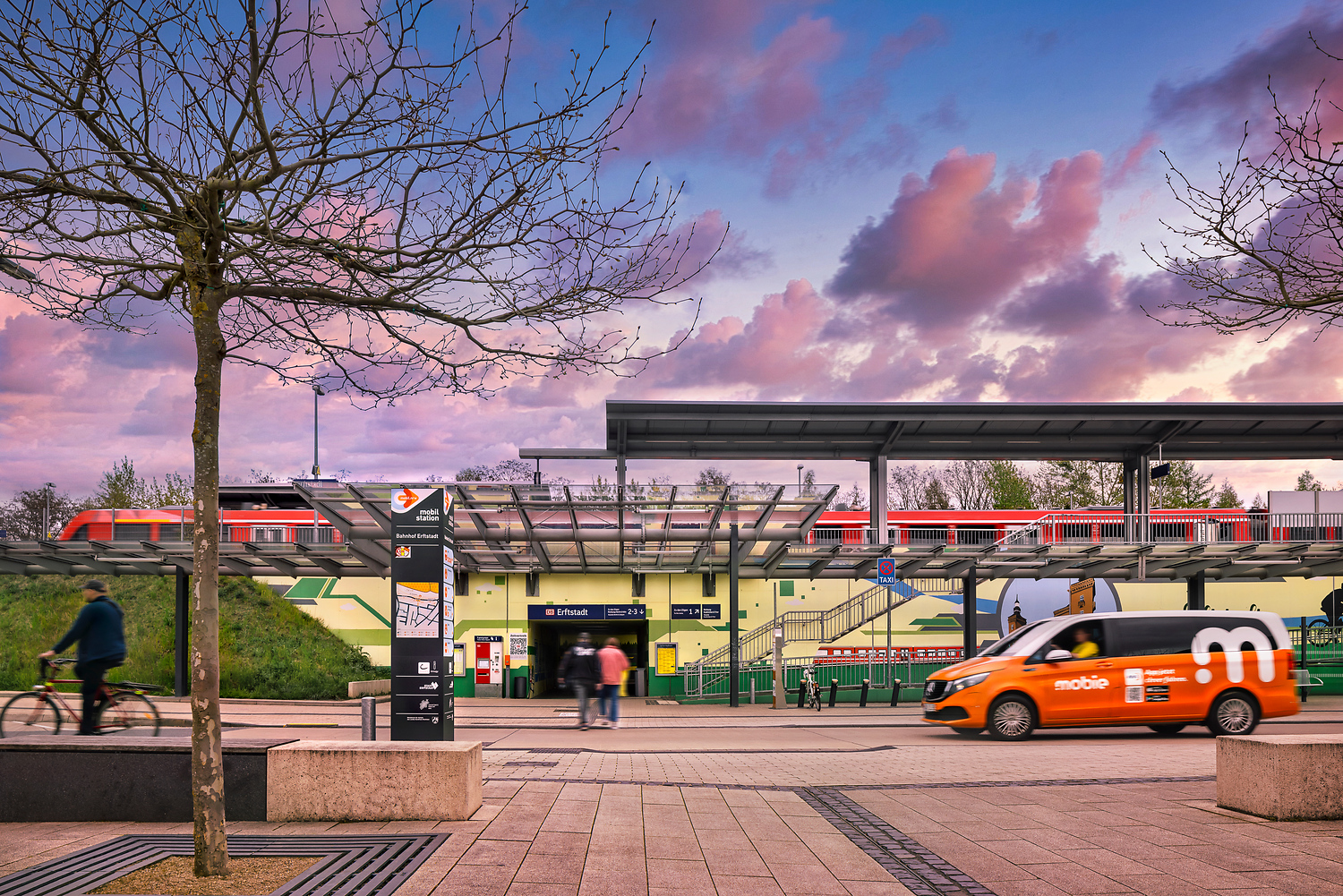 Die Station Erfstadt-Liblar bei Abenddämmerung.