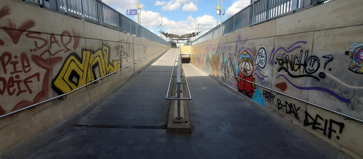 Die Station Erftstadt-Liblar vor der Aktions "Streetart meets Stations". Die Wände sind mit Graffiti beschmiert. Das mindert die Aufenthaltsqualität.