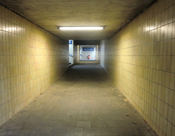 Die Unterführung der Stations Niederdollendorf ist vor der Aktion "Streetart meets Stations" dunkel und trist. 