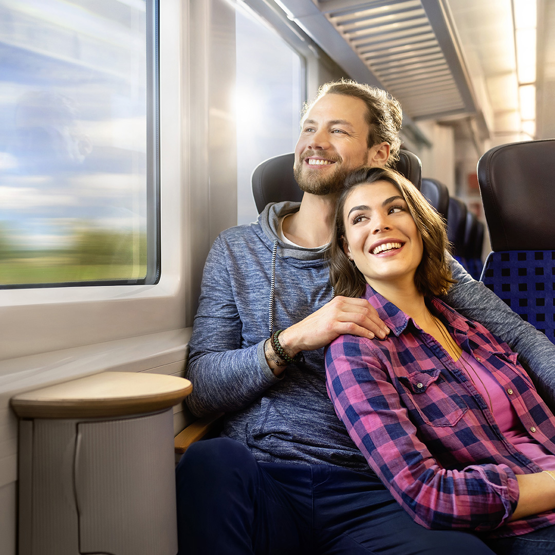 Kampagnenmotiv Frühjahr 23 - Paar in Bahn