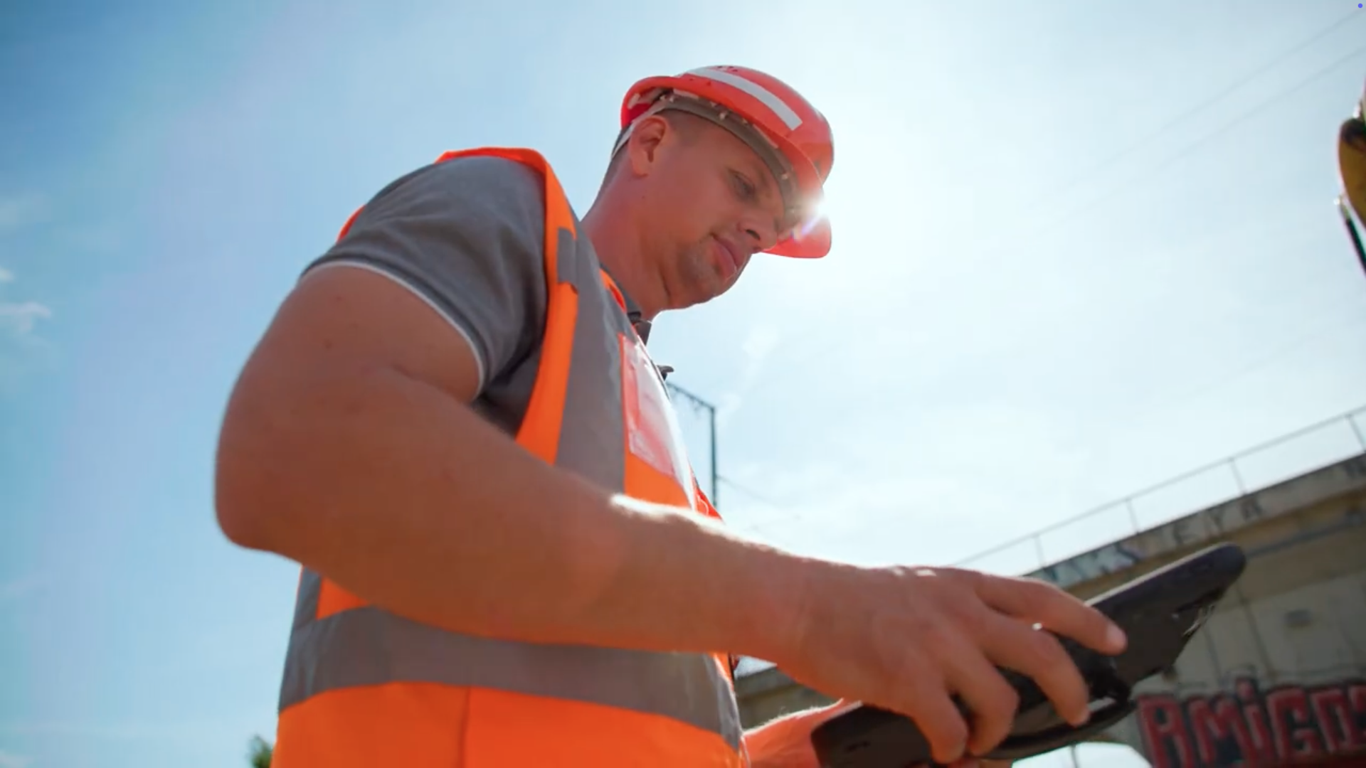 Mitarbeiter auf der Baustelle bei der Arbeit