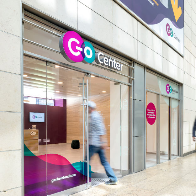 goRheinland roter S-Bahn Zug durch eine Station