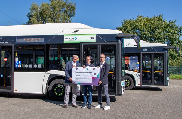 v.l.: Landrat Sebastian Schuster, RVK-Geschäftsführer Dr. Marcel Frank und go.Rheinland-Geschäftsführer Dr. Norbert Reinkober vor den ersten batterieelektrischen Bussen der RVK.  © RVK GmbH