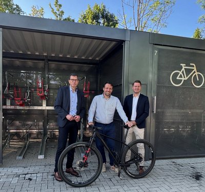 Das Bild zeigt v.l.n.r.: Hans-Peter Geulen (AVV- und go.Rheinland-Geschäftsführer), Bürgermeister Patrick Haas und Martin Tremöhlen (ASEAG, Fachbereichsleiter Mobilitätsmanagement) (© Kerstin Meinhard, Kupferstadt Stolberg) 