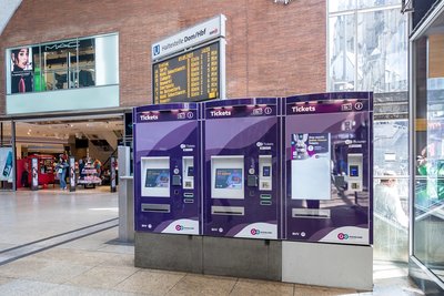 Das Bild zeigt neue Ticketautomaten von go.Rheinland in der Eingangshalle des Kölner Hauptbahnhofes (@ go.Rheinland / Smilla Dankert)