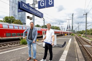 go.Rheinland Geschäftsführer Marcel Winter und Frederik Storm, Spieler der Kölner Haie, auf dem Bahnsteig am Bahnhof Köln-Deutz