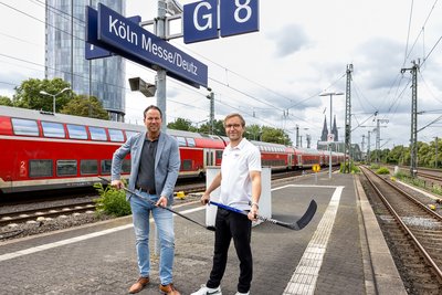 go.Rheinland Geschäftsführer Marcel Winter und Frederik Storm, Spieler der Kölner Haie, auf dem Bahnsteig am Bahnhof Köln-Deutz