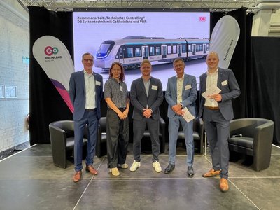 Vertreter*innen von go.Rheinland und DB Systemtechnik beim Kundentag der DB Systemtechnik GmbH in Minden/Westfalen (© Deutsche Bahn AG)