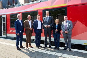 Vertreter*innen von go.Rheinland, SPNV-Nord und Politik vor einem vareo-Zug