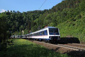Ein Zug des Unternehmens TRI in Fahrt