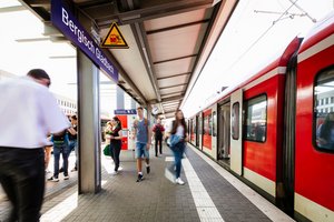 Das Bild zeigt den Bahnsteig in Bergisch Gladbach mit haltender S-Bahn (© go.Rheinland / Smilla Dankert)