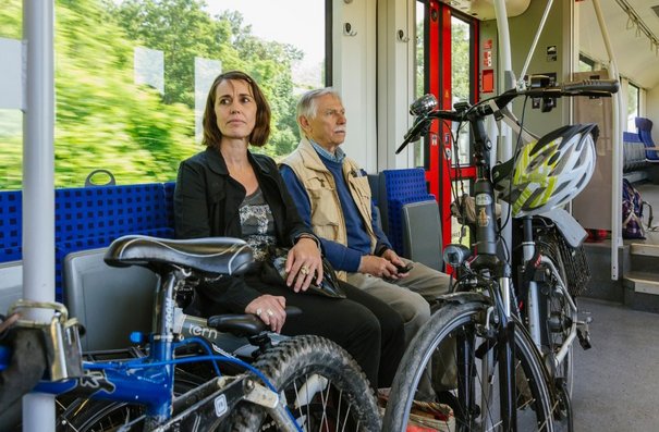 Fahrgäste mit Rädern in Regionalzug