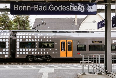RE 5 (RRX) in Bonn-Bad Godesberg (Foto: Smilla Dankert) RE 5 (RRX) in Bonn-Bad Godesberg (Foto: Smilla Dankert)