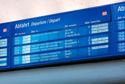 Abfahrtstafel (Symbolbild) @ go.Rheinland / Smilla Dankert