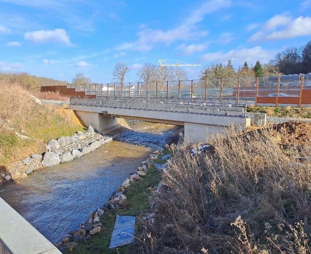 Die Brücke "EÜ Iversheim" ist seit Oktober 2023 instandgesetzt. Derzeit laufen Restarbeiten für den Oberbau. © DB AG