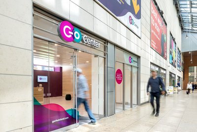 Das Bild zeigt die Schaufenster eines go.Centers am Kölner Hauptbahnhof (© go.Rheinland / Smilla Dankert)