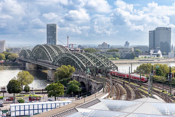 Blick auf die Hohenzollernbrücke vom Dach des Kölner Hbf (© Smilla Dankert)