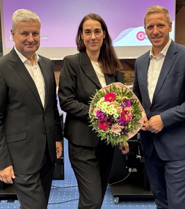 Das Bild zeigt Anja Höhn mit dem Vorsitzenden der Verbandsversammlung des Zweckverbands go.Rheinland, Jörg Hamel (l.), und dem go.Rheinland-Verbandsvorsteher und Landrat des Kreises Euskirchen, Markus Ramers. © go.Rheinland GmbH 