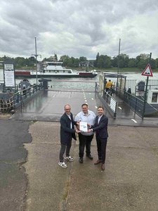 Das Bild zeigt von links go.Rheinland-Geschäftsführer Dr. Norbert Reinkober, Fährbetreiber Michael Birk und den Landtagsabgeordneten Jonathan Grunwald Das Bild zeigt von links go.Rheinland-Geschäftsführer Dr. Norbert Reinkober, Fährbetreiber Michael Birk und den Landtagsabgeordneten Jonathan Grunwald