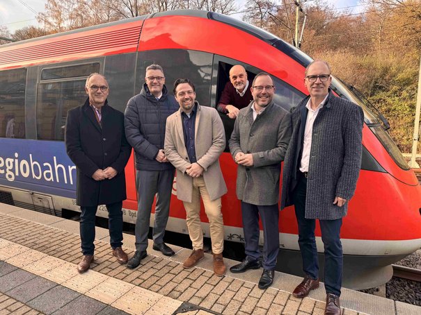 Das Bild zeigt von links: Thomas Fürpeil, Dr. Tim Grüttemeier, Patrick Haas, Fahrer Roman Hardt, Patrick Nowicki und Dr. Norbert Reinkober. @ EVS