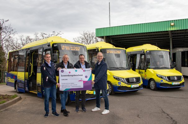 © RVK, Symbolische Übergabe des Förderbescheides für E-Busflotte und Infrastruktur (v.l.n.r. Dr. Marcel Frank, Geschäftsführer der RVK, Anno Schichler-Koep, Geschäftsführer der SVE, Euskirchens Bürgermeister Sacha Reichelt, Dr. Norbert Reinkober, Geschäftsführer von go.Rheinland)