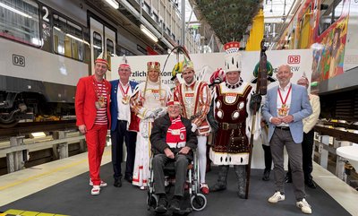 Das Bild zeigt die Repräsentanten der neuen Karnevals-S-Bahn 2026 (© go.Rheinland / Alina Çakar)