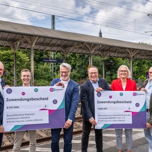 Die Personen auf dem Foto sind (von links): Kai Rossmann, Bahnhofsmanager der DB für den Raum Köln, Marco Krieghoff, Projektleiter der DB für die Modernisierung des Bahnhofs Leverkusen-Manfort,  Michael Vogel, Geschäftsführer bei go.Rheinland, Oliver Krischer, Minister für Umwelt, Naturschutz und Verkehr des Landes Nordrhein-Westfalen, Dr. Gitta Raulin, Leiterin Finanzen des Regionalbereichs West der DB InfraGO Personenbahnhöfe und Guido Trösser-Berg, Bereichsleiter SPNV-Investitionsförderung und Infrastrukturentwicklung bei go.Rheinland