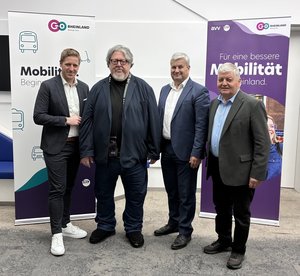 Das Bild zeigt v. l.: Landrat Markus Ramers, den ausgeschiedenen Vorsitzenden der Verbandsversammlungen, Bernd Kolvenbach sowie Jörg Hamel und Gerd Fabian. (© go.Rheinland GmbH) Das Bild zeigt v. l.: Landrat Markus Ramers, den ausgeschiedenen Vorsitzenden der Verbandsversammlungen, Bernd Kolvenbach sowie Jörg Hamel und Gerd Fabian. (© go.Rheinland GmbH)