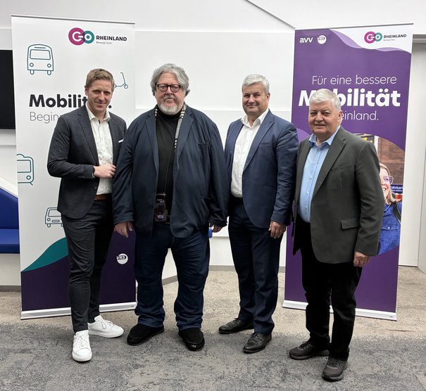 Das Bild zeigt v. l.: Landrat Markus Ramers, den ausgeschiedenen Vorsitzenden der Verbandsversammlungen, Bernd Kolvenbach sowie Jörg Hamel und Gerd Fabian. (© go.Rheinland GmbH) 
