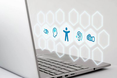 Symbolbild Barrierefreiheit mit Laptop und Illustration (© sh99/stock.adobe.com)