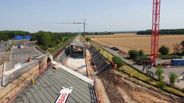 Die Arbeiten für den Ausbau der S 13 (hier ein Archivbild vom Einschub der neuen Autobahnbrücke im Sommer 2023) gehen weiter. © DB AG