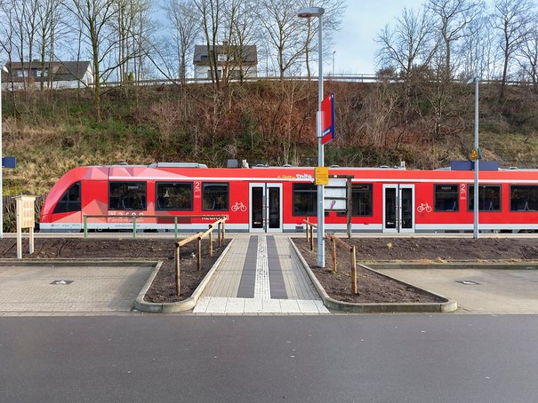 Zug der RB 25 am neuen Bahnsteig in Marienheide (© DB AG / Axel Hartmann Fotografie)