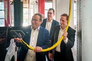 Das Bild zeigt von links: Oliver Krischer (Minister für Umwelt, Naturschutz und Verkehr des Landes Nordrhein-Westfalen), Hans-Peter Geulen (Geschäftsführer Aachener Verkehrsverbund) und Michael Carmincke (Vorstand der ASEAG), © ASEAG Niklas Birk Das Bild zeigt von links: Oliver Krischer (Minister für Umwelt, Naturschutz und Verkehr des Landes Nordrhein-Westfalen), Hans-Peter Geulen (Geschäftsführer Aachener Verkehrsverbund) und Michael Carmincke (Vorstand der ASEAG), © ASEAG Niklas Birk