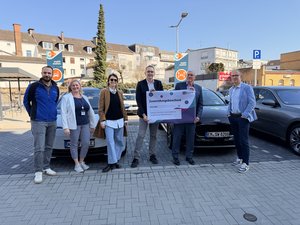 v.l.n.r.: Oguz Cekin, Leiter des Amts für Mobilität und Infrastruktur; Stefanie Küpper, Rhenag; Jana Unseld, Amt für Mobilität und Infrastruktur; Bürgermeister Stefan Rosemann; Landrat Sebastian Schuster sowie Dr. Norbert Reinkober v.l.n.r.: Oguz Cekin, Leiter des Amts für Mobilität und Infrastruktur; Stefanie Küpper, Rhenag; Jana Unseld, Amt für Mobilität und Infrastruktur; Bürgermeister Stefan Rosemann; Landrat Sebastian Schuster sowie Dr. Norbert Reinkober