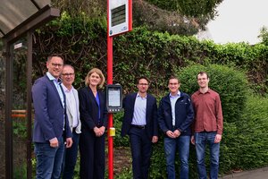 Gruppenfoto zur Inbetriebnahme einer digitalen Haltestelle in Wesseling