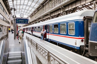 Das Bild zeigt einen Zug des Unternehmens TRI am Kölner Hauptbahnhof (© go.Rheinland / Smilla Dankert)