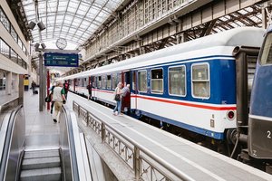 Das Bild zeigt einen Zug des Unternehmens TRI am Kölner Hauptbahnhof (© go.Rheinland / Smilla Dankert)