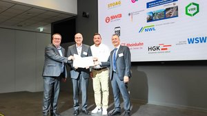 Landesverkehrsminister Oliver Krischer und Holger Fritsch (go.Rheinland) überreichen Zuwendungsbescheid an André Seppelt, Geschäftsführer Elektrische Bahnen der Stadt Bonn und des Rhein-Sieg-Kreises - SSB – GmbH, zudem Bereichsleiter und Prokurist bei SWB Bus und Bahn sowie an Daniel Stecher, Stadtwerke Bonn Verkehrs-GmbH, Bereichsleiter Fahrwege