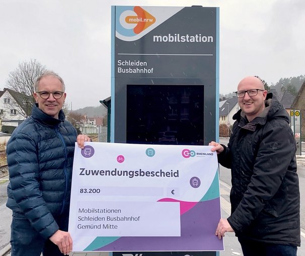 © Stadt Schleiden. Zu sehen sind (v.l.) go.Rheinland-Geschäftsführer Dr. Norbert Reinkober und Schleidens Bürgermeister Ingo Pfennings.