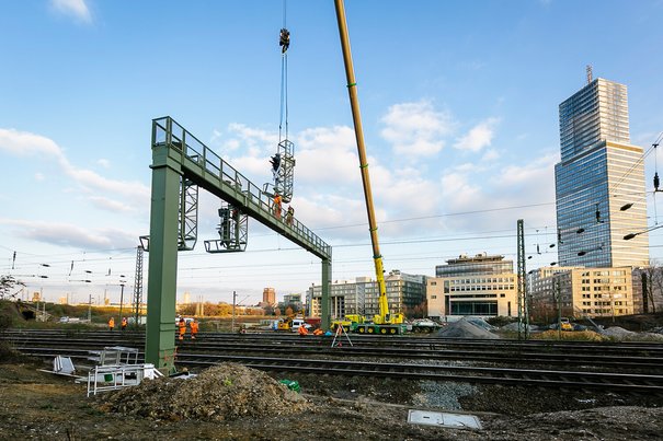 ESTW „Linker Rhein“: Deutsche Bahn stellt 42 Signale auf und verlegt mehr als 200 Kilometer Kabel