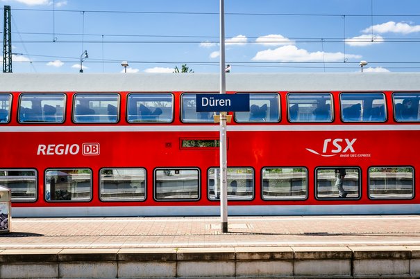 RE 9 (RSX) am Bahnhof Düren