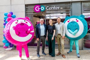 Das Bild zeigt Vertreter von go.Rheinland und zwei Maskottchen vor neuem go.Center am Kölner Hauptbahnhof