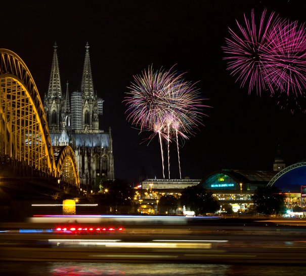 Das Bild zeigt ein Feuerwerk bei den Kölner Lichtern (© Pinke / stock.adobe.com)