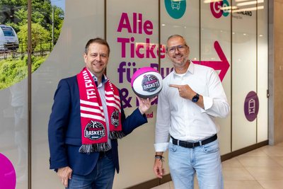 Sven Carstensen (l.), Bereichsleiter Verkehrswirtschaft, Vertrieb und Marketing bei go.Rheinland, und Sven Otternberg, Leiter Vermarktung und Sponsoring bei den Telekom Baskets Bonn (© go.Rheinland GmbH/Smilla Dankert)