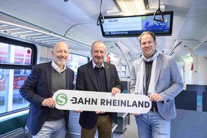 Das Foto zeigt v.l. Frederik Ley, Oliver Wittke und Marcel Winter bei der Präsentation eines runderneuerten „ET 422“ im Kölner Hauptbahnhof, © go.Rheinland GmbH/Salome Roessler