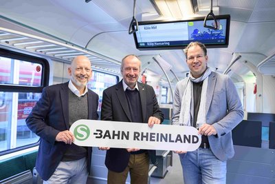 Das Foto zeigt v.l. Frederik Ley, Oliver Wittke und Marcel Winter bei der Präsentation eines runderneuerten „ET 422“ im Kölner Hauptbahnhof, © go.Rheinland GmbH/Salome Roessler